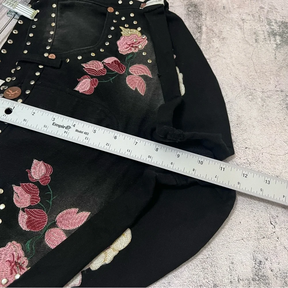 One Teaspoon Bandits Low Rise Relaxed Black Denim Floral Embroidered Shorts 26 - Picture 5 of 11